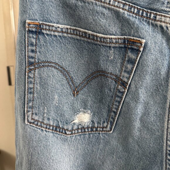 Levi's - Ribcage Straight Ankle Jeans in Medium Wash - Picture 13 of 16